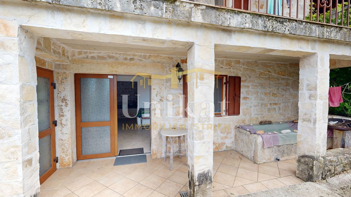 Renovirana kamnita hiša s bazenom